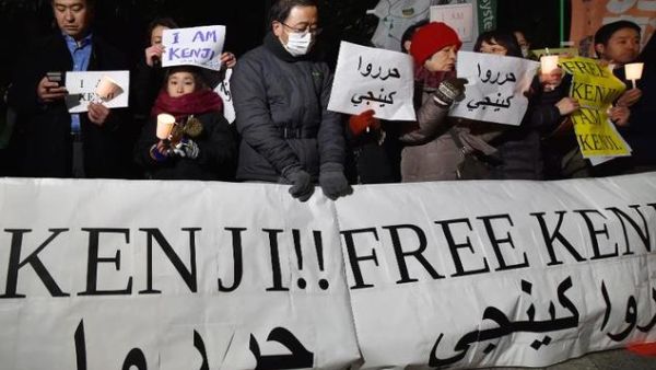 Japanese activists hold a rally outside the Prime Minister's residence in Tokyo on January 28, 2015, to support hostage Kenji Goto who has been kidnapped by Daesh. (AFP/Kazuhiro Nogi)