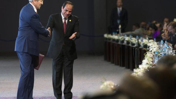John Kerry is greeted by Abdel Fattah al-Sisi during the Egypt Economic Development. (AFP/File) 