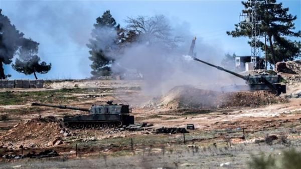 Turkish tanks fire from their army position close to the town of Kilis, south central Turkey, towards the Syria border, on February 17, 2016. (AFP/File)