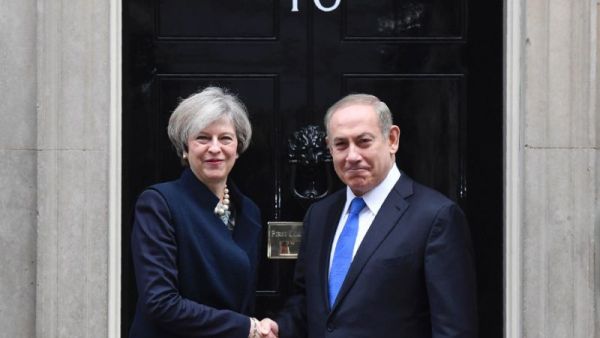 British Prime Minister Theresa May (left) shakes hands with Israeli Prime Minister Benjamin Netanyahu at 10 Downing Street in London on February 6, 2017. (AFP/File)