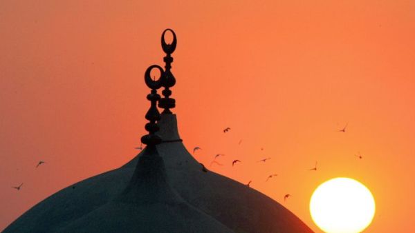 Egypt's top Muslim cleric has both called for the disassociation of Islam from extremist attacks and for an end to anti-Muslim violence in Western countries. (AFP/Cris Bouroncle)