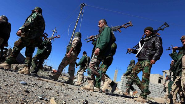 Iraqi peshmerga forces and fighters from the Yazidi minority, enter the northern Iraqi town of Sinjar, in the Nineveh Province, on November 13, 2015. (AFP/File)