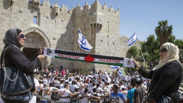 Palestinians and Israelis outside Damascus Gate in Jerusalem's Old City, May 17, 2015. (AFP/File)