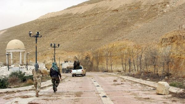 Syrian troops walk down a street in the ancient city of Palmyra on March 24, 2016. (AFP/File)