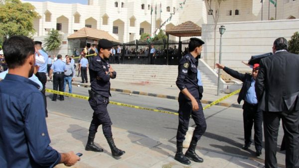 Police cordon off the area where writer Nahed Hattar was killed outside the court in Amman where he was facing charges for sharing a cartoon deemed offensive to Islam, on September 25, 2016. (AFP/Ahmad Alameen)
