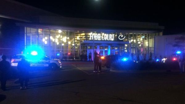 Police probing the scene of a stabbing at the Crossroads Center mall in St. Cloud, Minnesota, September 17, 2016. (AFP/File)