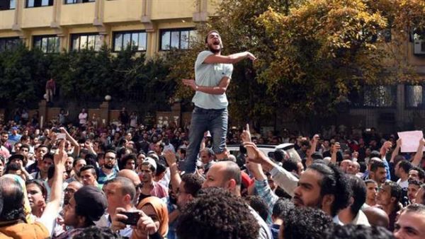 Egyptian protesters chant slogans during a demonstration in central Cairo against a controversial deal to hand over two islands in the Red Sea to Saudi Arabia, April 15, 2016. (AFP/File)