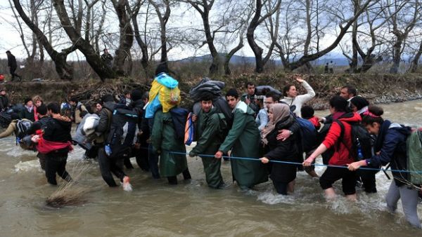 Refugees formed a human chain across the river to help people cross into Macedonia. (AFP/File)