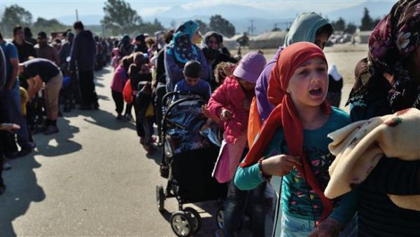 Refugees line up for food at the makeshift camp along the Greek-Macedonian border near the village of Idomeni, April 20, 2016. (AFP/File)