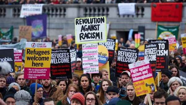 Demonstrators hold banners in support of refugees as they march through central London on March 19, 2016. (AFP/File)
