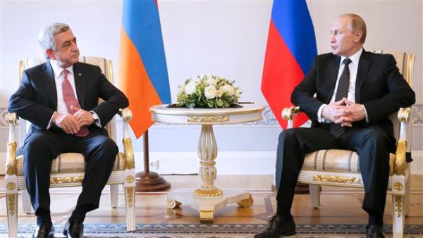 Russia's President Vladimir Putin (R) speaks with his Armenian counterpart Serzh Sargsyan in Saint Petersburg on June 20, 2016. (AFP/File)
