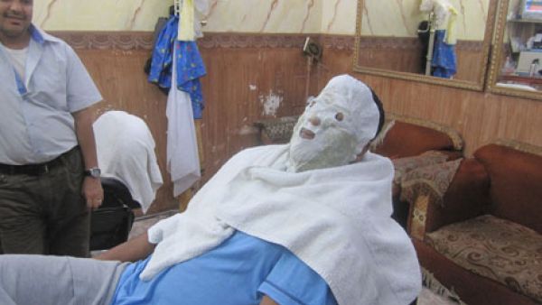 Saudi man has a facial in a barber's shop in Jeddah's old souk. 19 January 2012. (File photo)