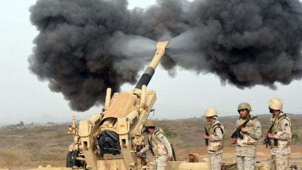 Saudi army artillery fire shells towards Yemen from a post close to the Saudi-Yemeni border, in southwestern Saudi Arabia, on April 13, 2015. (AFP/Fayez Nureldine)