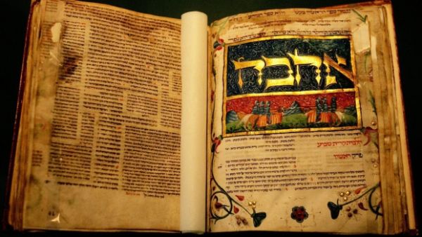 The suspects, one of whom resides in Sinai, were allegedly trying to smuggle ancient religious manuscripts from the Torah into Israel for an agreed prices of LE50 million ($5 million). (File photo)