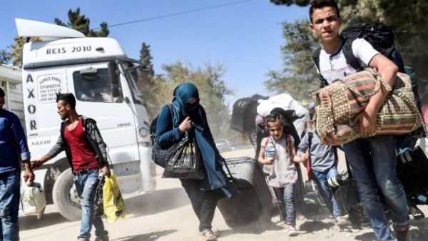 Syrian refugees walk on their way back to the Syrian city of Jarabulus on September 7, 2016 at Karkamis crossing gate, in the southern region of Kilis, Turkey. (AFP/Bulent Kilic)