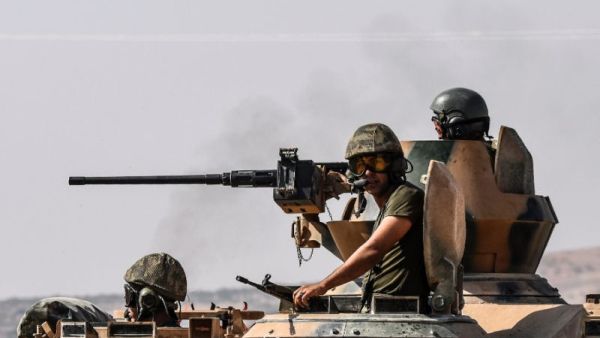 Turkish soldiers drive a tank towards Syria from the Turkish border city of Karkamis in the Gaziantep region on August 27, 2016. (AFP/Bulent Kilic)