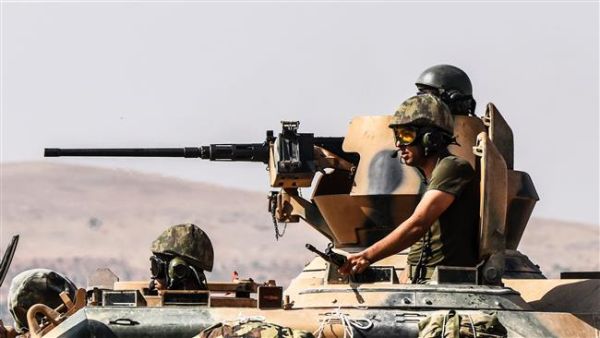 Turkish soldiers sit in a tank driving to Syria from the Turkish Syrian border city of Karkamis in the southern region of Gaziantep, on August 27, 2016. (AFP/File)