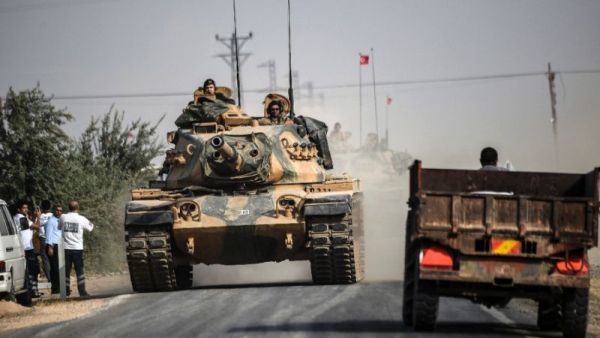 A Turkish tank heads towards the Syria border as Turkey launched operation "Euphrates Shield" aimed at ridding the area of Daesh extremists. (AFP/Bulent Kilic)