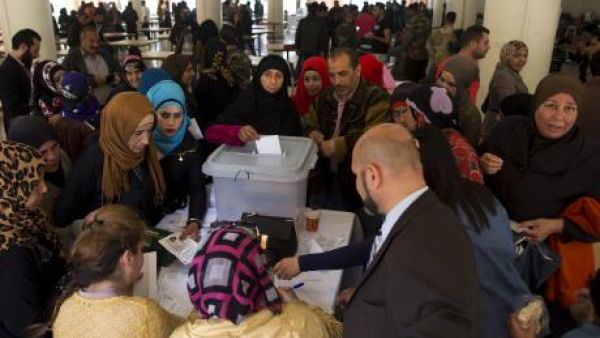 A Syrian woman casts her vote at a polling station during the Syrian parliamentary election in Damascus, Syria, Wednesday, April 13, 2016. (Twitter)