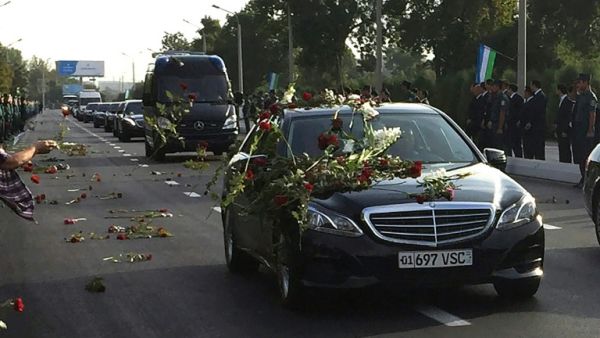 A motorcade follows the hearse believed to be carrying the body of Uzbek President Islam Karimov to the airport in Tashkent on September 3, 2016. (AFP/File)
