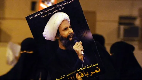 متظاهرات يرفعن صورة رجل الدين الشيعي الشيخ نمر النمر