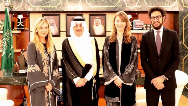 نوّه الأمير سعود بن نايف بن عبدالعزيز أمير المنطقة الشرقية في مقابلة مع مجموعة أكسفورد للأعمال بالدور الذي تضطلع به المنطقة الشرقية في رفد الاقتصاد الوطني للمملكة.