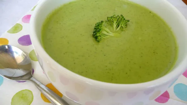 شوربة البروكلي بالشوفان (shutterstock.com)