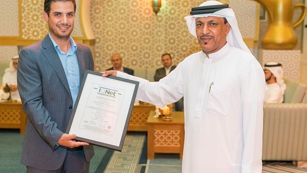 عبيد السلامي يتسلم شهادة الآيزو نيابة عن شركة دبي للاستثمار العقارية.