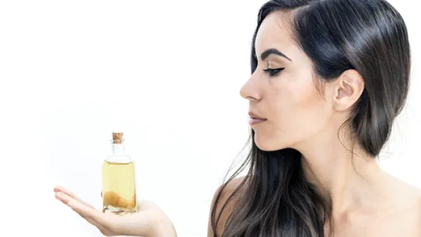 من فوائد زيت الزيتون أنه يملك ترطيب البشرة وتخفيف الاحتقان فيها 