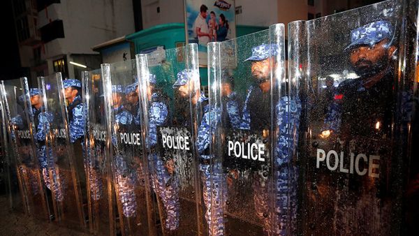 تسود جمهورية جزر المالديف، حالة من التوتر الكبير