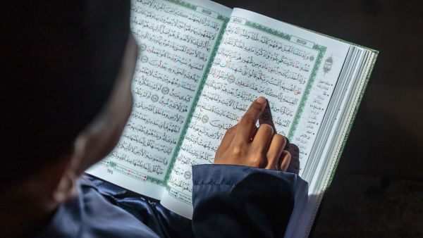 A muslim kids reciting Al-quran (Shutterstock/ Yusnizam Yusof)