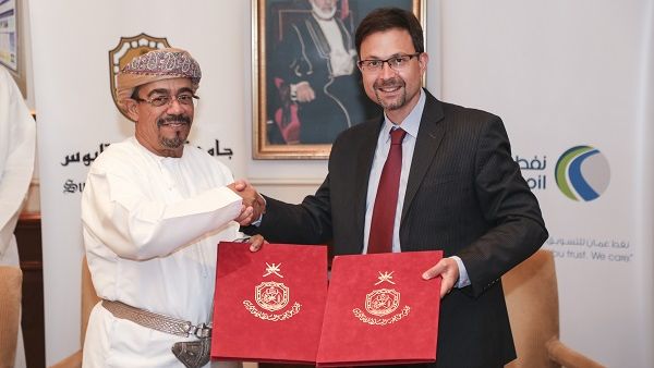قام بتوقيع الاتفاقية ديفيد خليفة، الرئيس التنفيذي لشركة النفط العُمانية للتسويق، والدكتور علي البيماني، رئيس جامعة السلطان قابوس.

