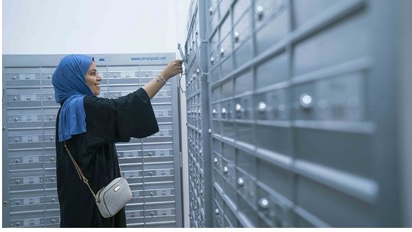 شبكة بريد عُمان تضم 83 فرعاً و70,000 صندوق بريدي في مختلف أنحاء السلطنة لتقدم لعملائها عدد من الخدمات البريدية التقليدية مثل توصيل واستلام الطرود العادية والعاجلة خلال 24 ساعة في 15 مدينة من مدن السلطنة.