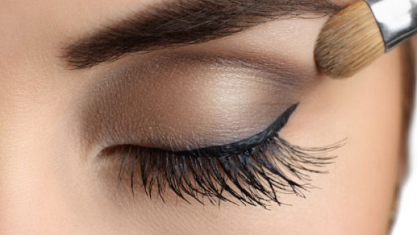 لتطبيق تقنية الأومبريه استخدمي لونين من ظلال الجفون، أحدهما فاتح والآخر داكن