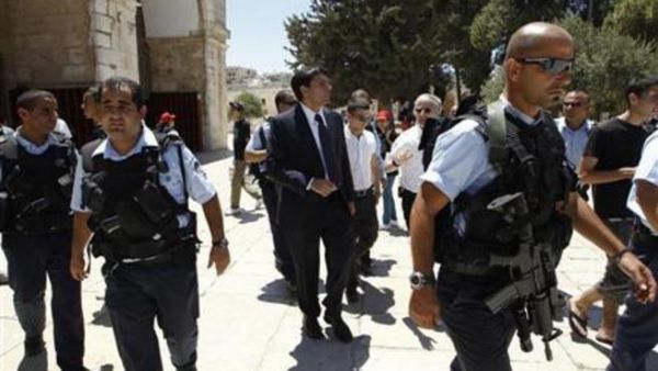 جنود إسرائيليون مدججون بالسلاح في باحات المسجد الأقصى/ أرشيفية