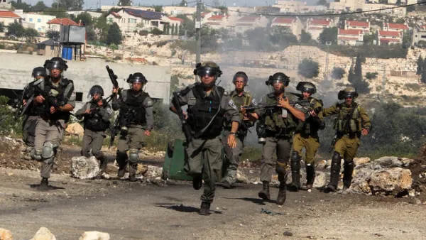 اقتحمت القوات الإسرائيلية العديد من منازل الفلسطينيين بحثا عن شبان