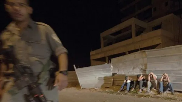 عمال فلسطينيون اوقفهم الجيش الاسرائيلي عند احد الحواجز