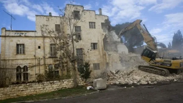 جرافات إسرائيلية تهدم مبنى فلسطيني في القدس المحتلة