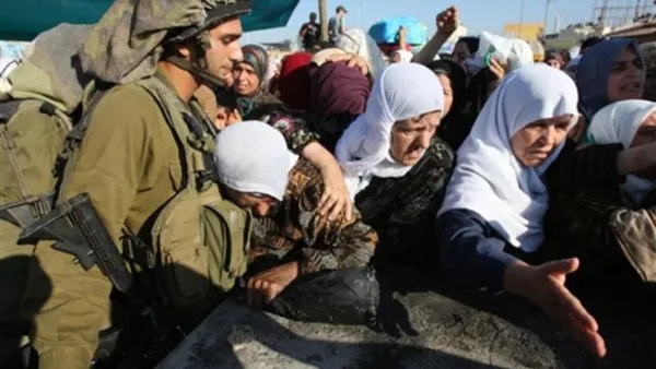 جنود إسرائيليون يمارسون الإضطهاد بحق النساء الفلسطينيات