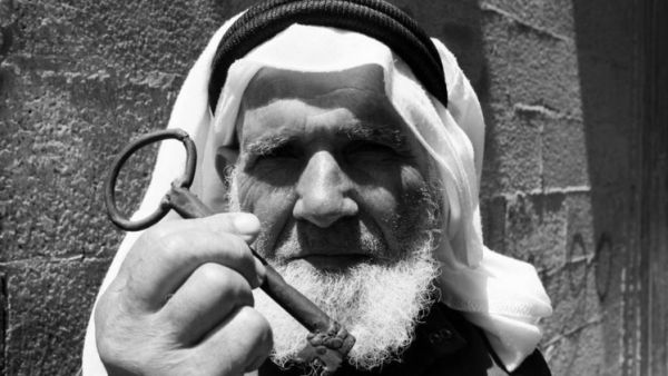 لاجىء فلسطيني يحمل مفتاح "العودة"