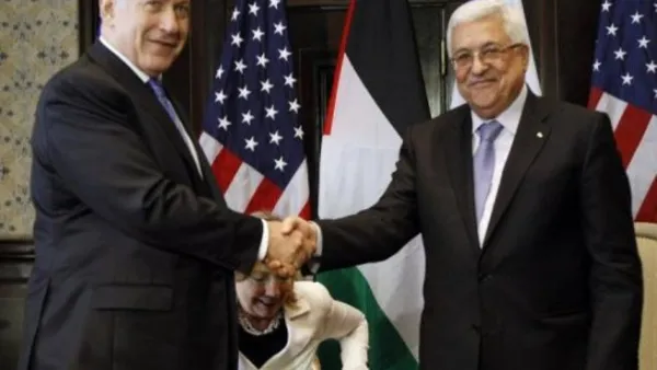 الرئيس الفلسطيني محمود عباس (يمين) مصافحا رئيس الوزراء الاسرائيلي بنيامين نتانياهو في شرم الشيخ في 14 ايلول/سبتمبر 2010
