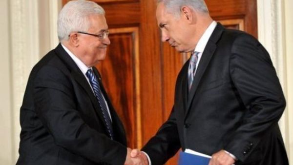 الرئيس الفلسطيني محمود عباس (يسار) مصافحا رئيس الوزراء الاسرائيلي بنيامين نتانياهو في البيت الابيض 