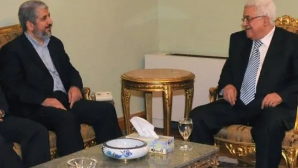 محمود عباس وخالد مشعل خلال لقاء سابق