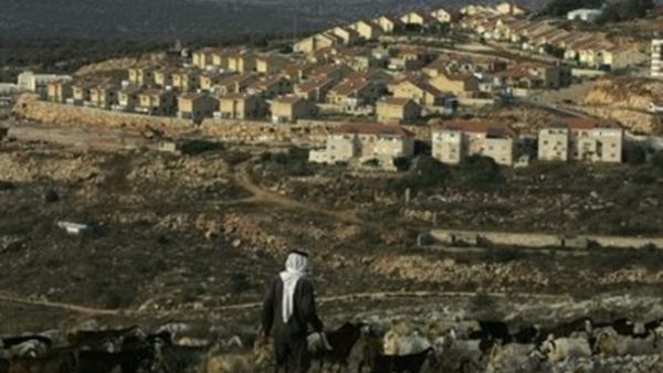 فلسطيي يمر قرب مستوطنة ريفانا القريبة من سلفيت في نابلس بالضفة الغربية