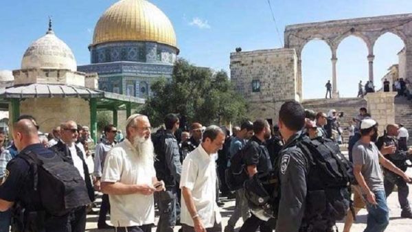 233 مستوطنا من بينهم طلبة يهود، اقتحموا الأقصى صباح الخميس