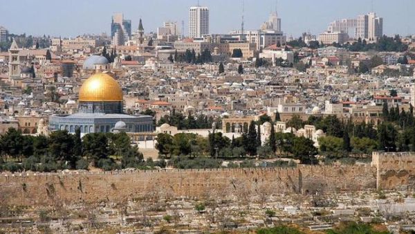مسجد قبة الصخرة وتبدو القدس الغربية في الافق