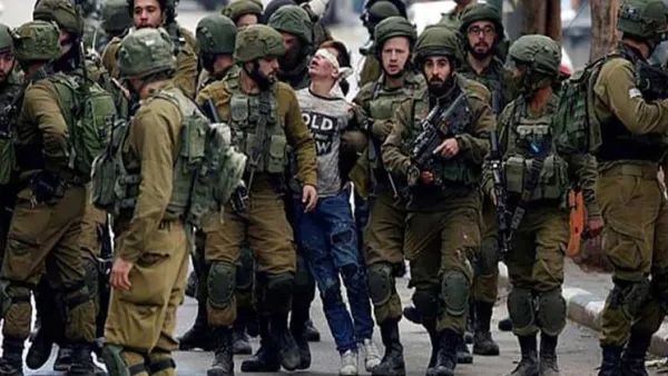 الطفل الفلسطيني المعتقل فوزي الجنيدي محاطا ب 23 جنديا اسرائيليا
