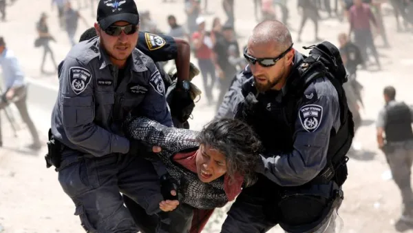 اعتقال فتاة فلسطينية من قبل قوات الاحتلال في الخان الأحمر/ أرشيفية