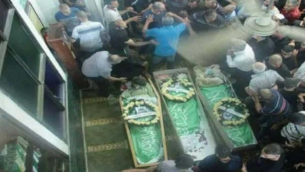 جثامين الشبان الفلسطينيين الثلاثة الذين قتلوا برصاص الشرطة الإسرائيلية