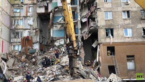 أنقاض المبنى السكني الذي انهار الاثنين في مدينة ماغنيتوغورسك وسط روسيا